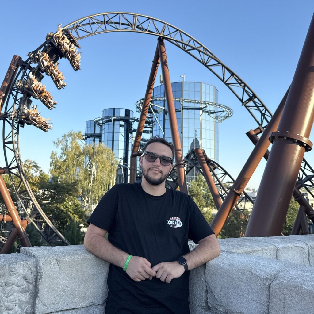 Eneko Garrido delante de la montaña rusa Voltron Nevera de Europa-Park
