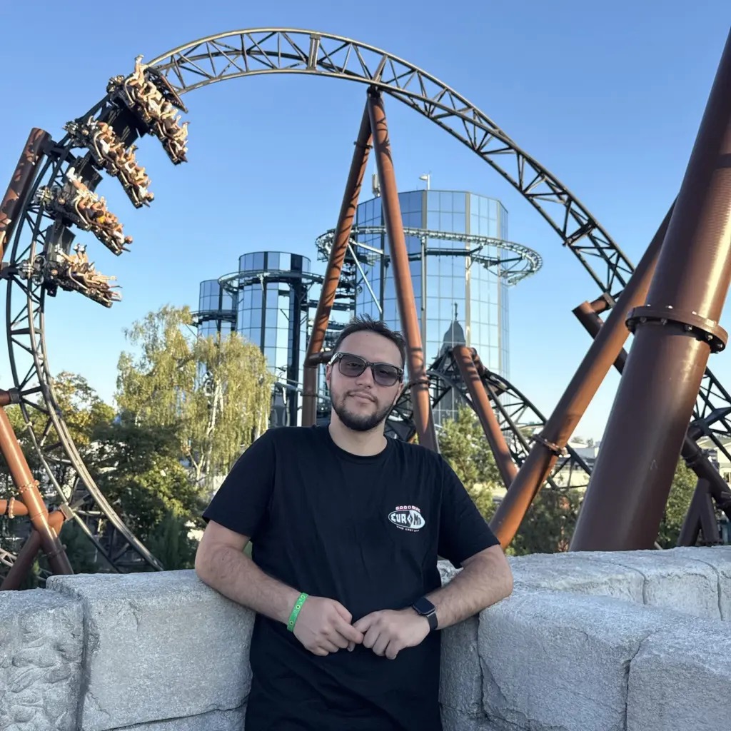Eneko Garrido delante de la montaña rusa Voltron Nevera de Europa-Park